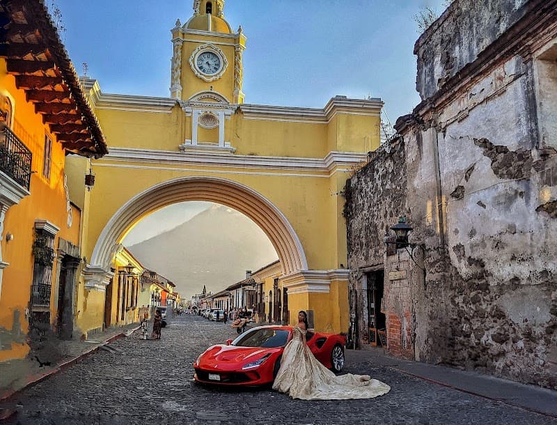 Arco de Santa Catalina and 5a Avenida Norte Stroll