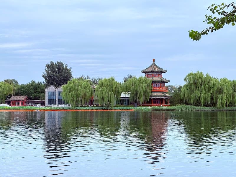 Shichahai & Houhai Lakes and Nearby Hutongs