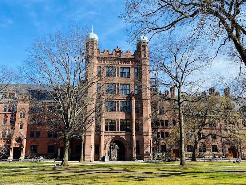 Stroll the Yale Campus & Cross Campus Lawn