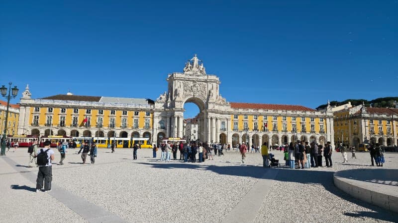 Tagus Riverfront Stroll (Praça do Comércio to Cais do Sodré)