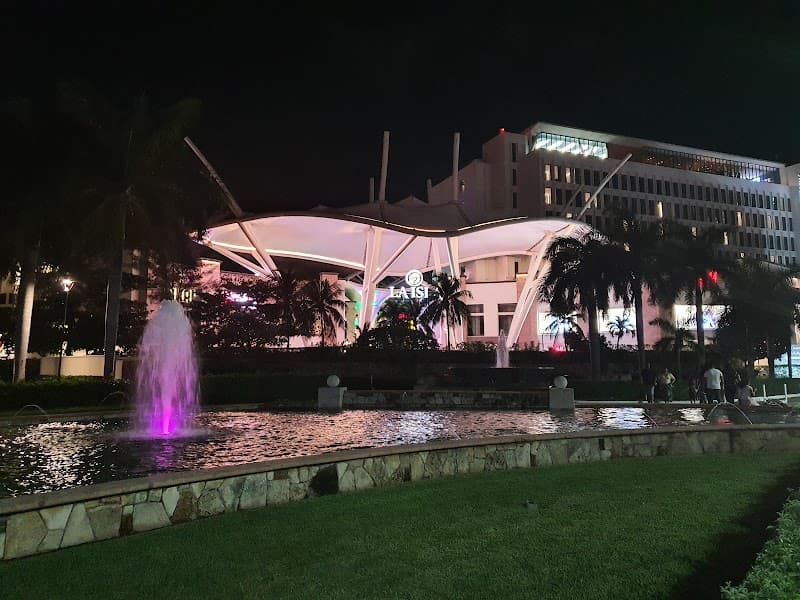 Transit: Puerto Cancún to La Isla / Thai Lounge